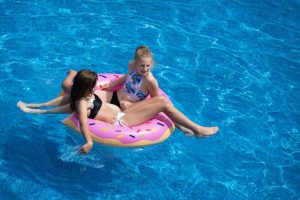 Les campings à Hyères équipés de piscines, pour des vacances combinant mer et détente